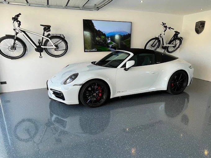 Hochwertige Garage mit metallic-grauer Bodenbeschichtung