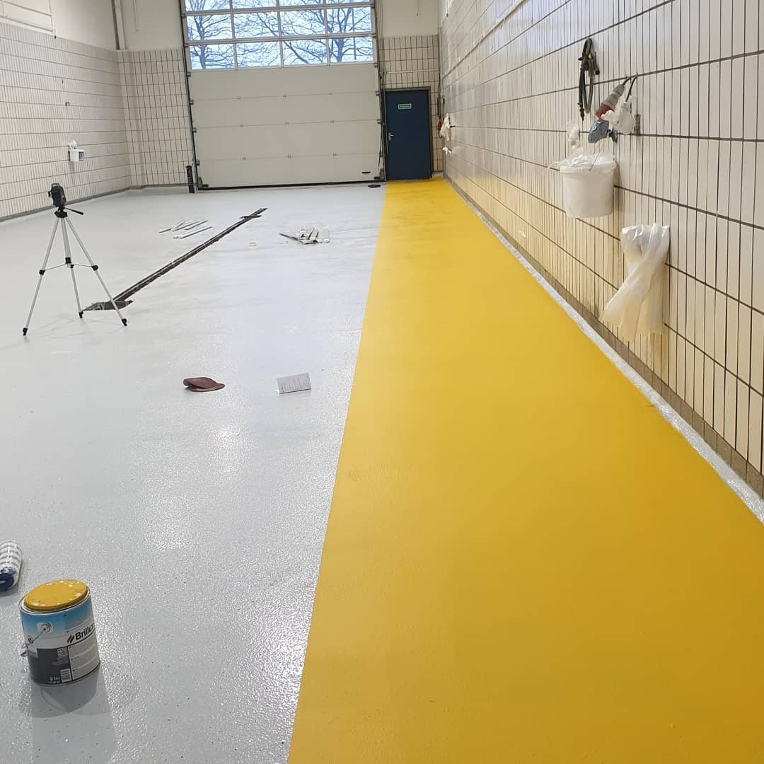 Werkstattboden mit Sicherheitsmarkierung