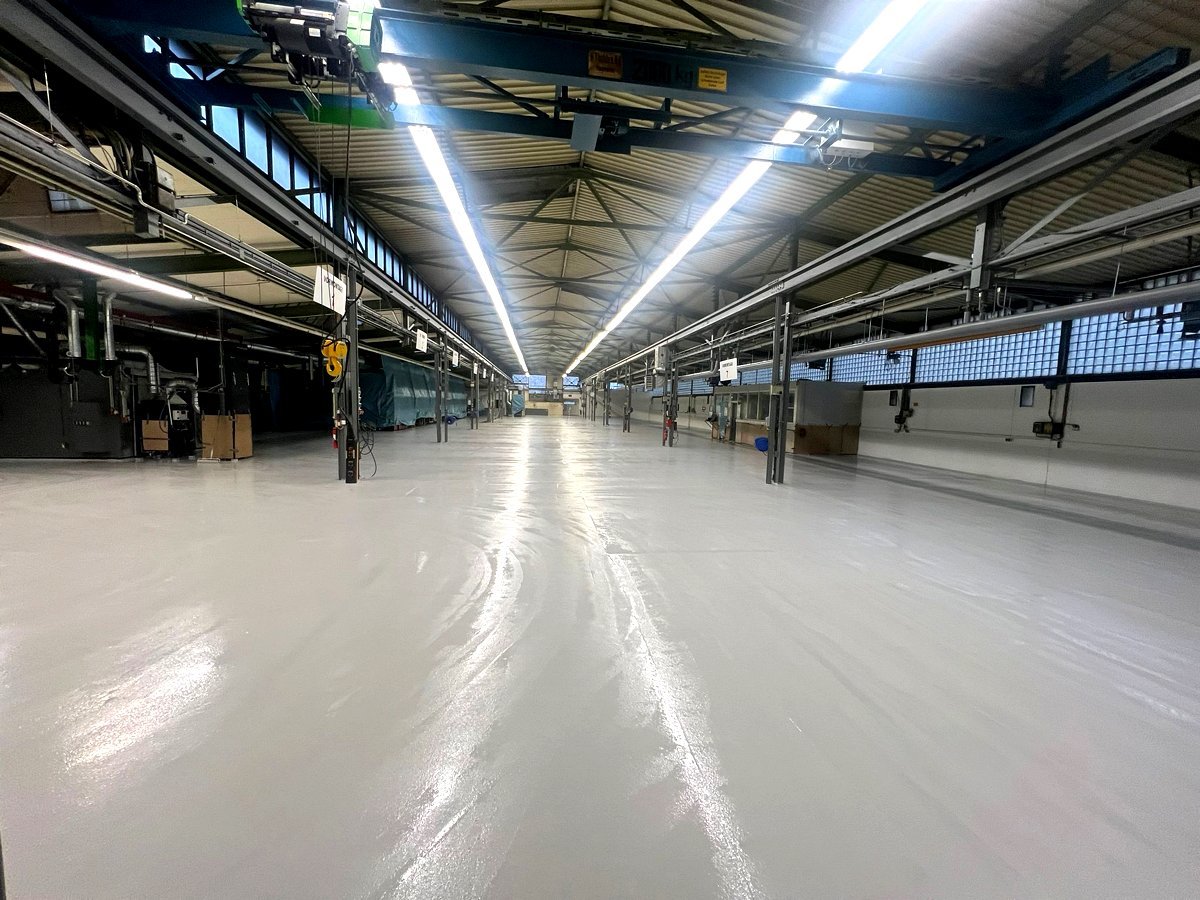 Beschichteter Industrieboden in langer Halle