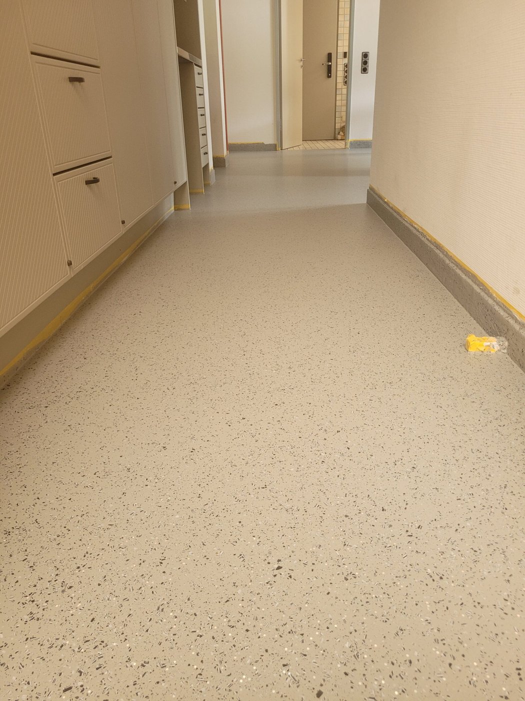Terrazzo-Optik mit Farbchips, heller Flur