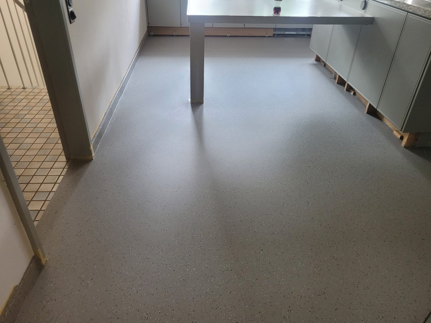 Terrazzo-Optik in Grau mit Chips