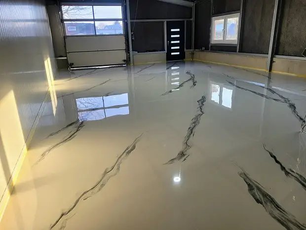 Epoxidharzboden in Marmoroptik, echtes AVIO-Projekt