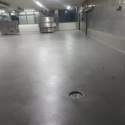 Sanierter Industrieboden mit Maschinen und Anlagen
