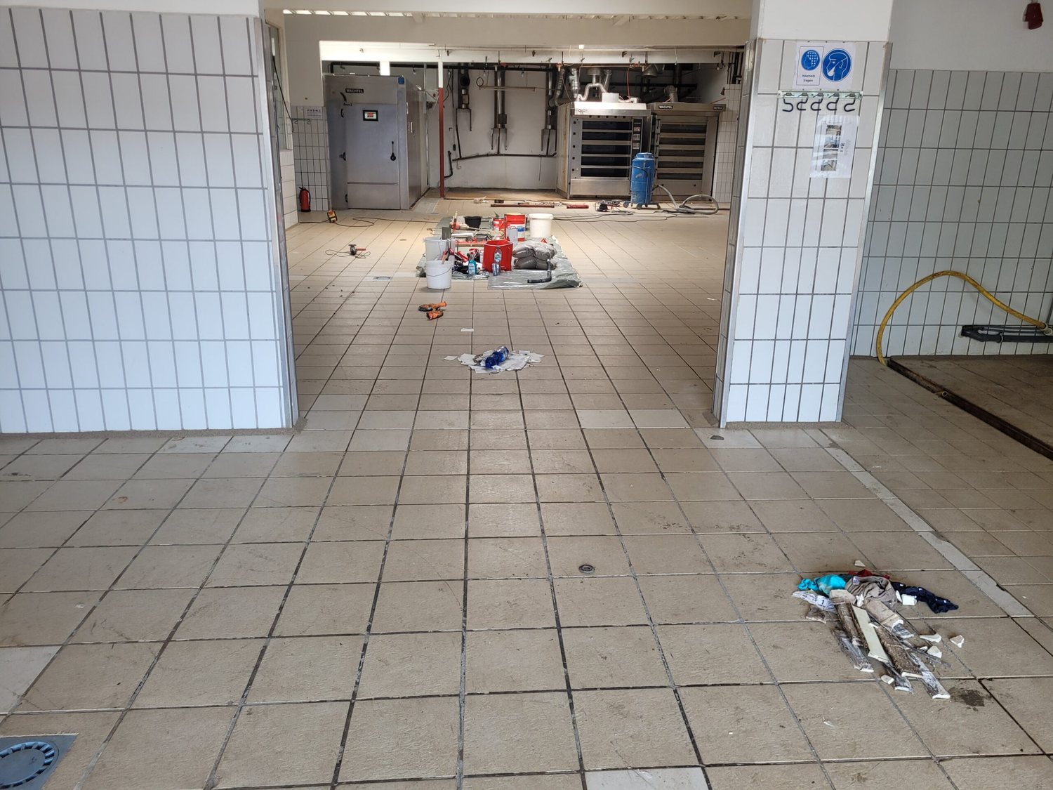 Beschädigter Industrieboden vor der Sanierung